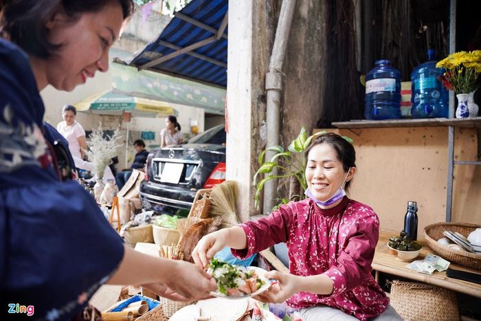 Chị Trâm Anh (38 tuổi, quận Bình Thạnh), là chủ của một quán nước ép, bún bò Huế, quê ở miền Trung. Để đa dạng hóa các món ăn giúp thực khách dễ lựa chọn, chị còn bán thêm món đặc sản trứ danh của Cần Thơ.