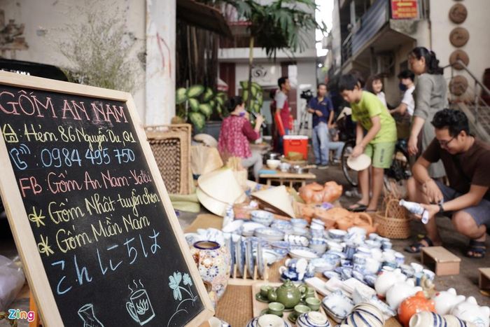  Xen kẽ những món hàng mang đậm chất dân dã vùng quê, một gian hàng gốm với đủ xuất xứ làm phong phú và đa dạng sản phẩm cho người tới mua sắm, dạo chơi khu chợ. 