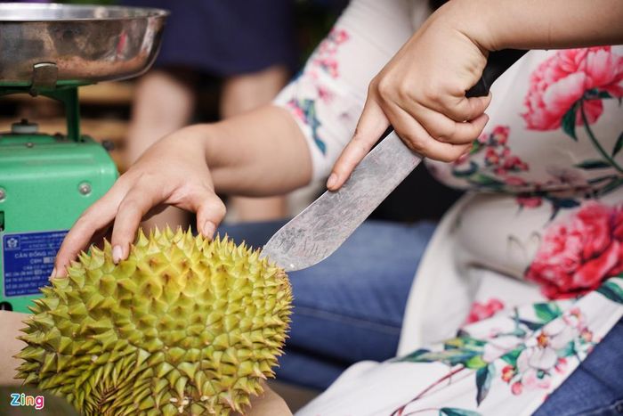  Cũng theo chị Thúy, các loại trái cây tại đây được trồng từ các nhà vườn trong dự án hỗ trợ sinh kế, không phun thuốc trừ sâu trên tinh thần “xanh - sạch - an toàn” từ các vùng quê. 
