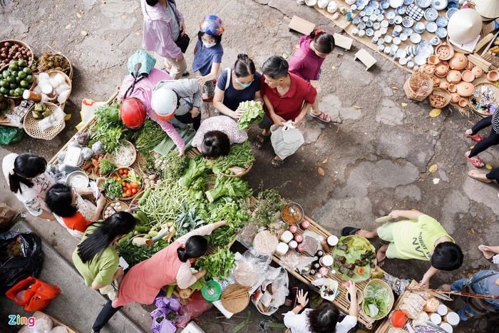  Đến đây, những người khách sẽ mang về các loại rau củ quả sạch do người nông dân trồng theo phương pháp hữu cơ được nhóm của chị Thúy hướng dẫn. 