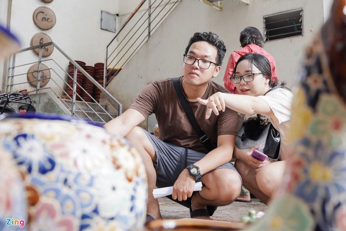  Anh Hoàng Đình Quốc Đạt (27 tuổi, quận 4) cho biết: "Tôi ấn tượng với phiên chợ vì nó giữ được sự truyền thống, trong đó có cả quầy đồ gốm Nhật xen giữa phiên chợ quê". 