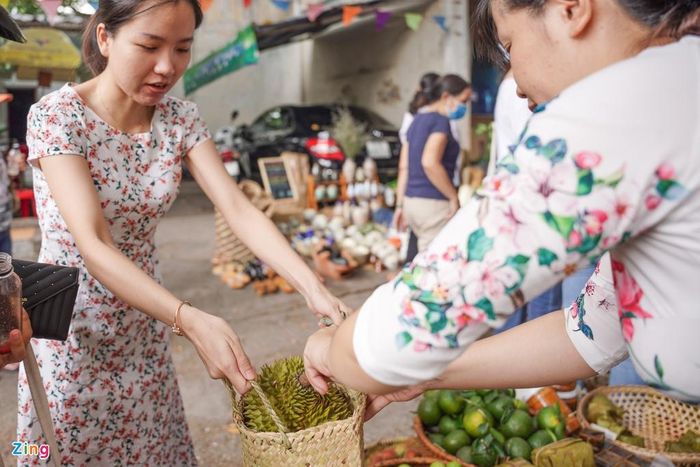  Nhằm hạn chế sử dụng túi ni lông để bảo vệ môi trường, khách được khuyến khích mang theo túi, giỏ, các rau củ bày bán được cho vào túi giấy, gói bằng lá chuối tươi. Chị Thư (quận 7) cho biết rất thích phiên chợ cũng vì điều đó. 