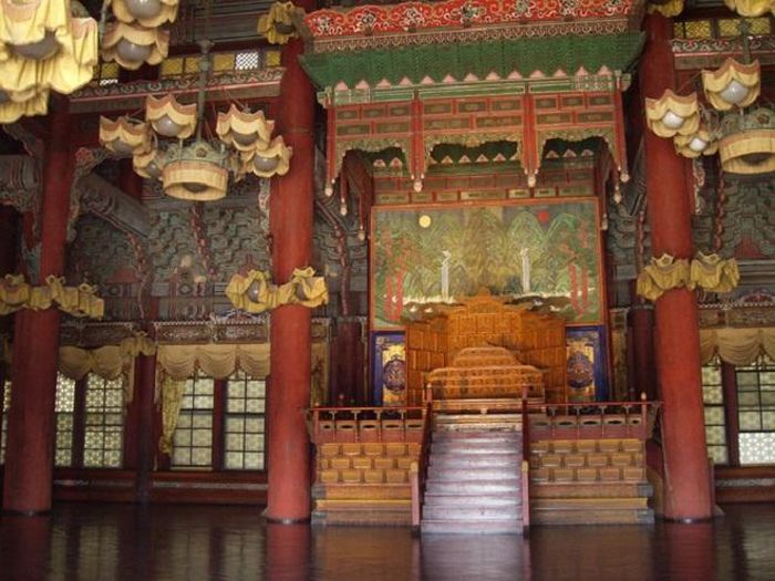 Phía bên trong Nhân Chính điện ngoài đời thực