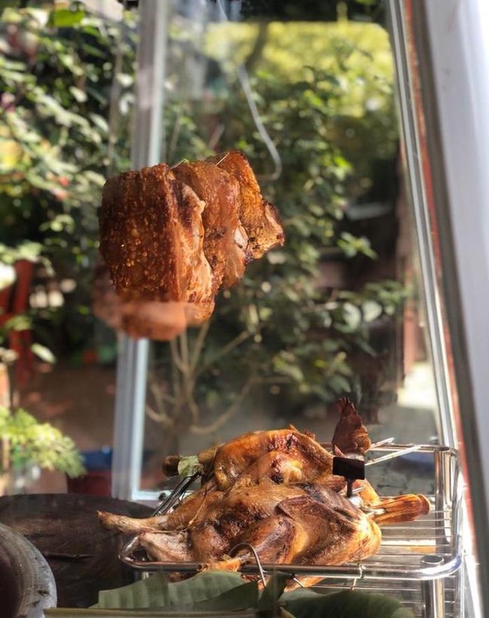 Nhiều tiểu thương kêu ca, lợn quay như ba chỉ quay, chân giò quay thời điểm thịt lợn tăng giá này bán rất khó khăn, thậm chí số lượng thịt bán ra của họ đã giảm ½ so với trước kia.