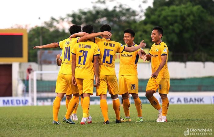 Ở tuổi 33, Quang Tình (28) vẫn là quân bài "trong tay áo" của HLV Quang Trường. Ảnh: Đức Anh