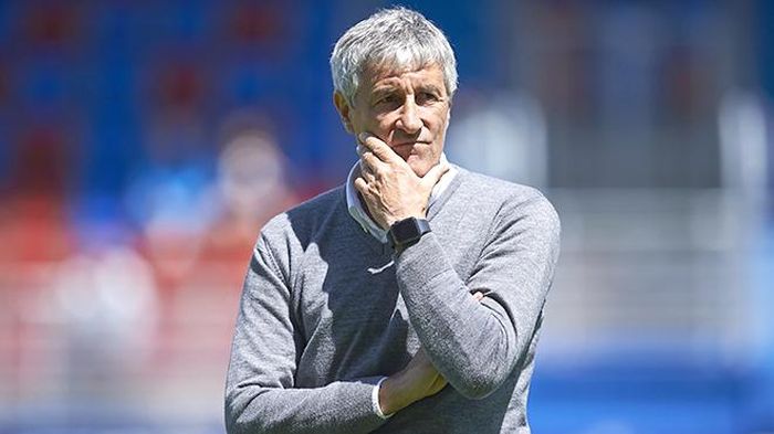 HLV Quique Setien tiếp tục "đụng độ" với Messi. Ảnh: DM