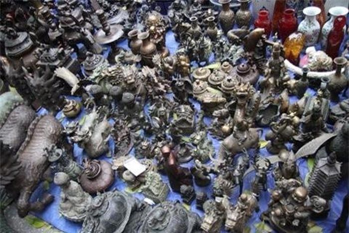  Đây là những vật dụng quen thuộc của các gia đình Hà Nội như một hàng chục, hàng trăm năm về trước. Phiên chợ đã thu hút được rất nhiều người mê đồ cổ. Còn với những người ngoại đạo, việc đến ngắm và thử mua một món đồ để nhớ lại những kí ức về một Hà Nội xưa cũ cũng là một trải nghiệm khá thú vị trong những ngày cuối năm. Trong ảnh là đồ đồng với tạo hình tinh xảo. 