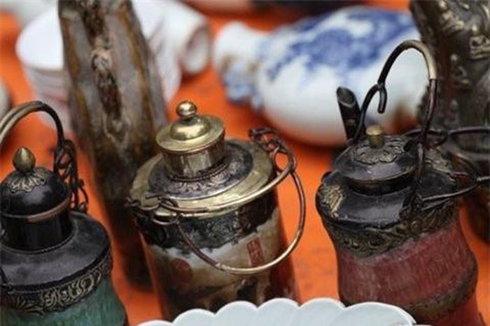  Những chiếc ấm phủ màu thời gian. 