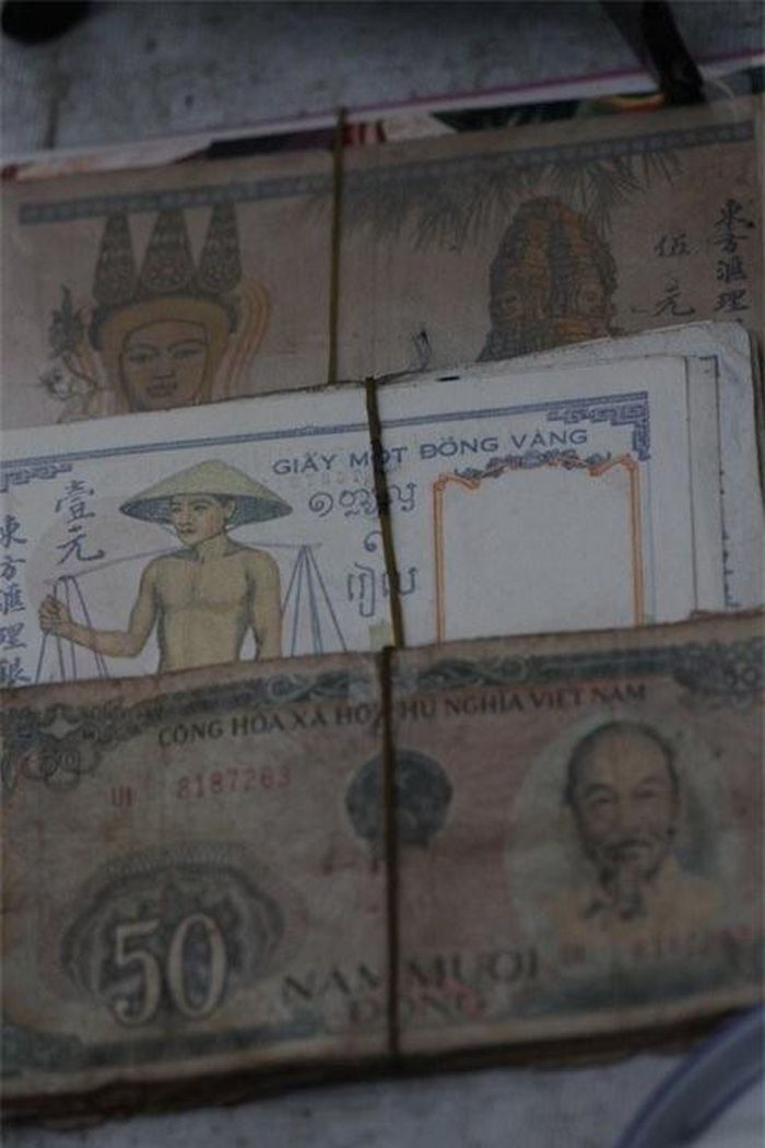  Tiền cũ cũng được bày bán. 