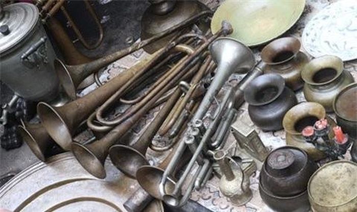  Mỗi gian hàng đều bán rất nhiêu thứ.