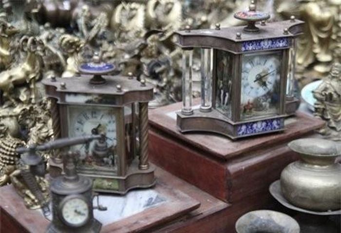  Những chiếc đồng hồ cũ xuất hiện khá nhiều. 