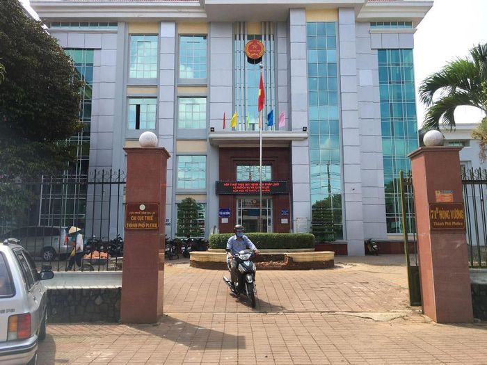 Tập thể cán bộ, công chức ngành Thuế TP. Pleiku quyết tâm hoàn thành dự toán tỉnh giao. Ảnh: Q.T