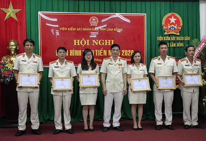 Lãnh đạo Viện Kiểm sát Nhân dân tỉnh tặng giấy khen cho các cá nhân có thành tích xuất sắc trong phong trào thi đua