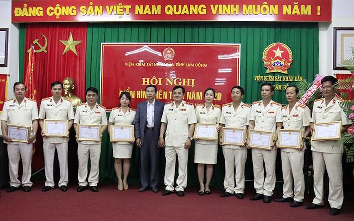 Lãnh đạo tỉnh tặng giấy khen cho các tập thể có thành tích xuất sắc