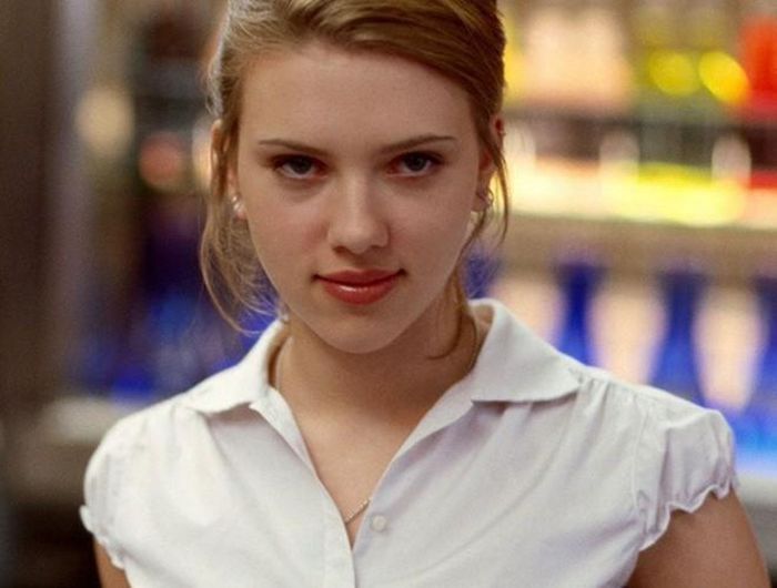  Năm 2001, nữ diễn viên tham gia bộ phim "Ghost World". Vẻ đẹp của Johansson năm ấy đã lấy đi "hồn vía" của biết bao thanh niên trên khắp thế giới. Dù không thành công về mặt thương mại nhưng bộ phim đã giúp cô nhận được sự quan tâm, yêu mến của đông đảo người hâm mộ 