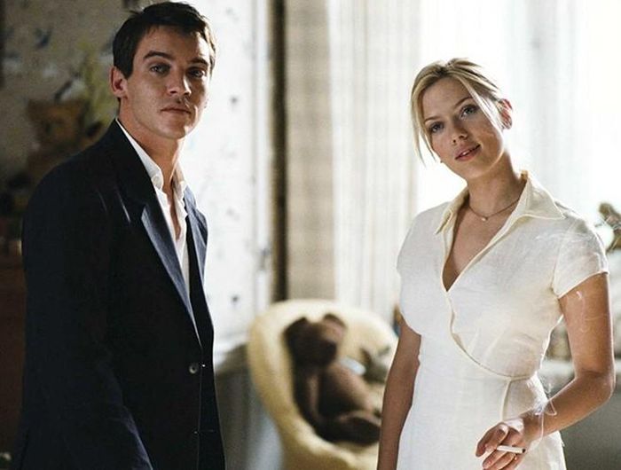  Một dấu mốc quan trọng trong sự nghiệp diễn xuất của Scarlett Johansson là lần hợp tác cùng đạo diễn Woody Allen trong bộ phim "Match Point" (2005). Người đẹp đã thể hiện chân dung nhân vật một cách đầy tinh tế với ánh mắt sắc sảo, điệu cười nhếch mép nửa ngây thơ nửa ranh ma. Những điều đó đã giúp làm nên thương hiệu cho một Scarlett Johansson đầy lôi cuốn sau này 