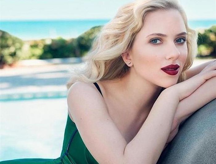  Trải qua bao thăng trầm, hiện tại, ở tuổi 36, Scarlett Johansson không hề có dấu hiệu tàn phai mà nhan sắc ngày càng trở nên mặn mà, quyến rũ. Dù là năm 18 tuổi với nét trong trẻo, hồn nhiên hay khi thật sự trở nên chín muồi trong nét đẹp từng trải, Scarlett vẫn là một biểu tượng quyến rũ khó lòng thay thế 