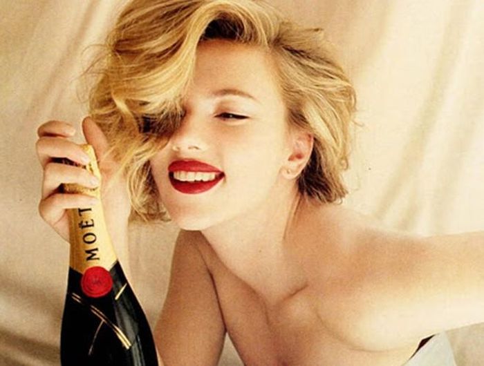  Tờ Vanity Fair từng tôn vinh vẻ đẹp của Scarlett Johansson bằng cụm từ "cơn sốt Scartlet" 