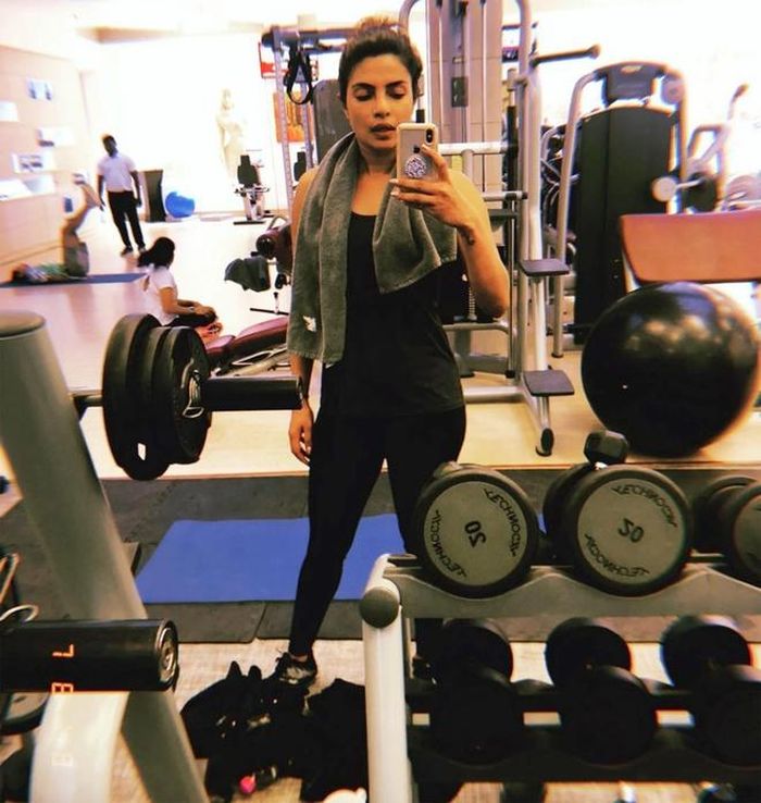  Chia sẻ trên Women's Health, Chopra nói cô đều đặn đến phòng gym, tập yoga và thiền. Về chế độ ăn uống, cô không kiêng khem nhiều mà chỉ hạn chế đường và tinh bột. Người đẹp thích rau xanh và trái cây vì cung cấp nhiều vitamin, khoáng chất. Ngoài ra, cô còn uống nước dừa cùng các loại hạt sau mỗi 2 giờ để giữ cơ thể tràn đầy sinh lực. 