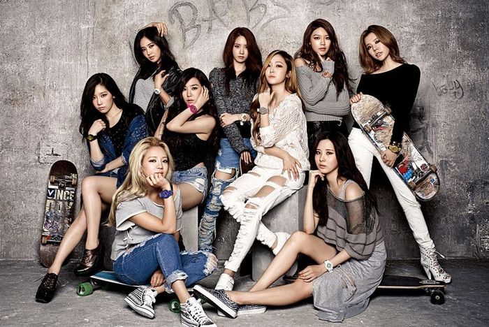 Năm 2014, SM Entertainment bất ngờ tuyên bố Jessica rời SNSD. Khi đó, lý do được người hâm mộ bàn tán là Jessica tập trung cho việc kinh doanh, xao nhãng hoạt động nhóm. Cùng lúc, fan của nhóm tìm ra nhiều bằng chứng cho thấy Jessica và các thành viên, đặc biệt trưởng nhóm Tae Yeon từ lâu đã lạnh nhạt với nhau. Trong một chương trình radio, khi được hỏi về thành viên thân thiết nhất, Yuri liệt kê tất cả nhưng “bỏ quên” Jessica.