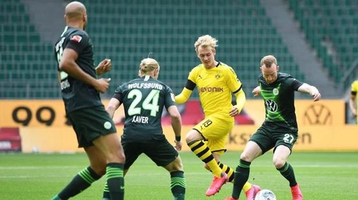 Brandt (áo vàng) là mối đe dọa lớn của Dortmund