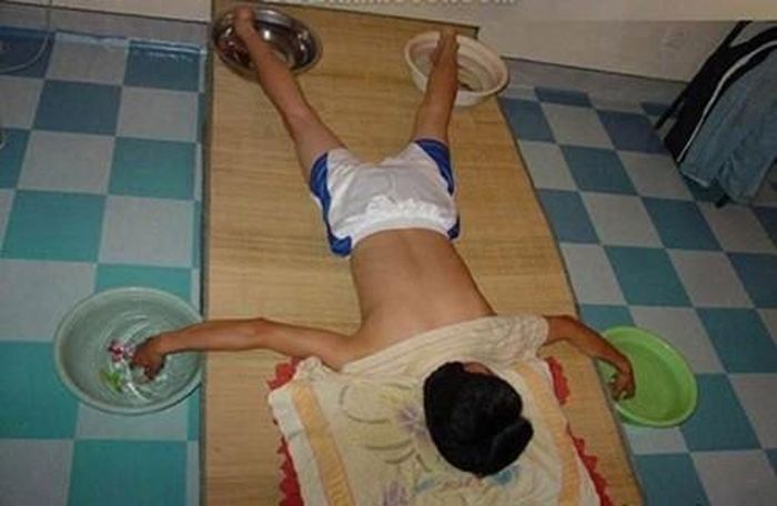 Không đủ tiền mua bể bơi nữa thì tứ chi nhúng vào chậu nước lạnh cũng là cách giải nhiệt hiệu quả mùa hè.