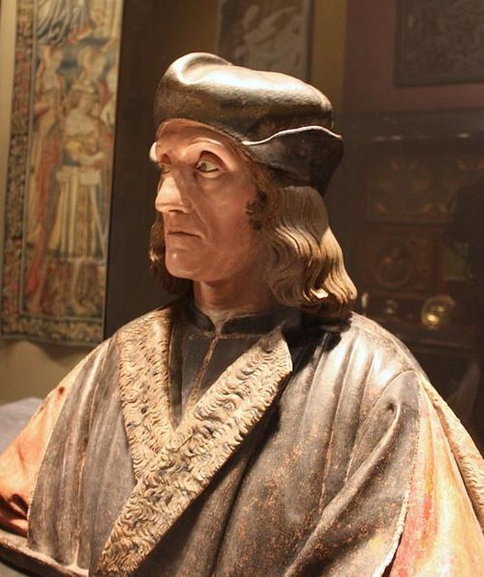 Theo nghệ sĩ đồ họa Loughrey, dường như Vua Henry VII được cạo sạch râu sau khi qua đời để tạo ra mặt nạ xác chết dễ dàng hơn. Tuy nhiên, cũng có quan niệm cho rằng nhà vua có thể khi còn sống không để râu.