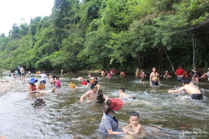 Mùa Hè, các khúc sông Giăng (Con Cuông) là điểm giải nhiệt lý tưởng của du khách và người dân quanh vùng. Ảnh: Bá Hậu