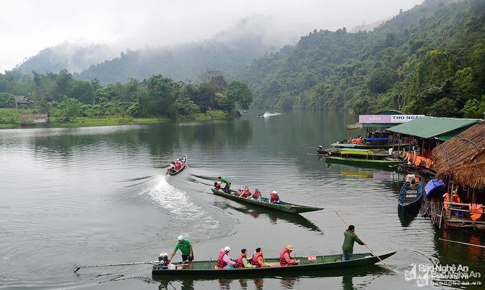 Vùng hồ đập Phà Lài trên sông Giăng thu hút đông đảo du khách. Ảnh: Bá Hậu