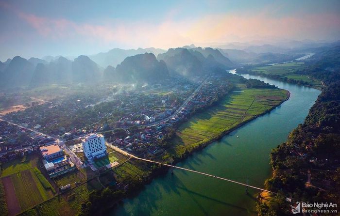 Năm 2019, huyện Con Cuông đón trên 75.000 lượt khách du lịch đến các điểm du lịch sinh thái trên địa bàn. Trong ảnh, một góc huyện Con Cuông, nhìn từ phía sông Lam. Ảnh tư liệu: Sách Nguyễn