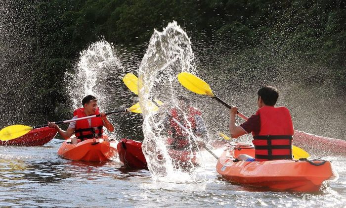 Du khách bơi thuyền trên sông Giăng (Con Cuông). Ảnh: Hồ Sỹ Hùng