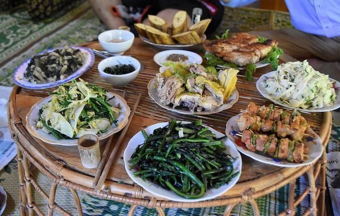 Tại các nhà sàn homestay ở huyện Con Cuông, du khách được thưởng thức những món ăn đặc sắc của đồng bào Thái. Ảnh tư liệu P.V