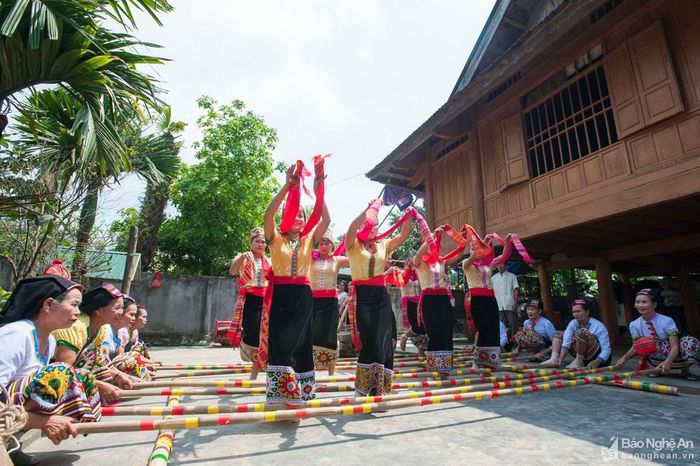 Không những được hòa mình vào thiên nhiên hoang sơ và gần gũi, du khách đến huyện Con Cuông còn được xem những màn múa sạp, khắc luống của đồng bào Thái ngay tại nhà sàn homestay. Ảnh: Thành Cường