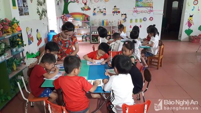 Giờ học vẽ của cô trò Trường Mầm non xã Nghi Đồng (Nghi Lộc). Ảnh Thu Hiền
