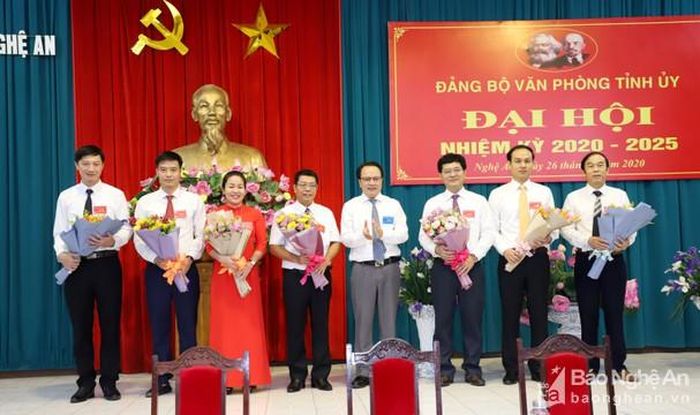 Ban Chấp hành Đảng bộ Văn phòng Tỉnh ủy nhiệm kỳ 2020 - 2025 ra mắt nhận nhiệm vụ. Ảnh: Thành Duy