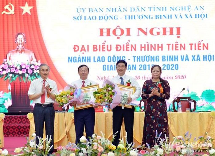 Thừa Ủy quyền của Thủ tướng Chính phủ, lãnh đạo tỉnh Nghệ An trao Bằng khen cho các cá nhân đạt thành tích xuất sắc. Ảnh: Thành Cường