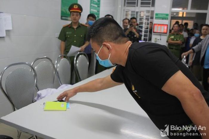 Đối tượng Nguyễn Ngọc Thái thực hiện lại các hành vi trộm cắp điện thoại. Ảnh: Quỳnh Trang