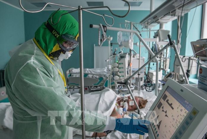 Nhân viên y tế chăm sóc bệnh nhân COVID-19 tại bệnh viện ở Moskva, Nga ngày 14/5/2020. Ảnh: THX/ TTXVN