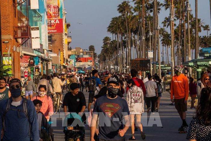 Người dân đeo khẩu trang phòng lây nhiễm COVID-19 tại California, Mỹ ngày 23/5/2020. Ảnh: AFP/ TTXVN