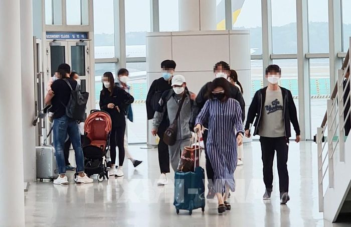 Hành khách đeo khẩu trang phòng lây nhiễm COVID-19 tại sân bay quốc tế Incheon, Hàn Quốc ngày 17/4/2020. Ảnh: Yonhap/ TTXVN