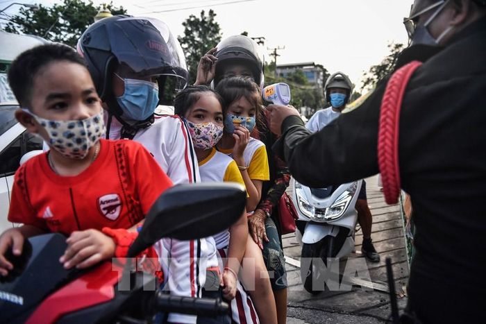 Người dân đeo khẩu trang phòng lây nhiễm COVID-19 tại Bangkok, Thái Lan ngày 22/5/2020. Ảnh: AFP/ TTXVN
