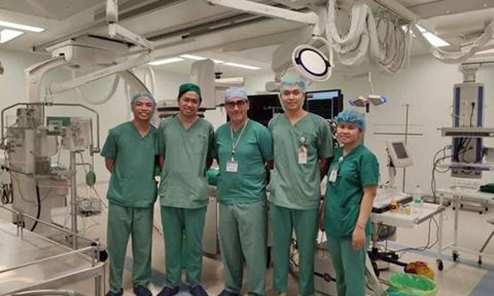 Ekip thực hiện phẫu thuật cho bé