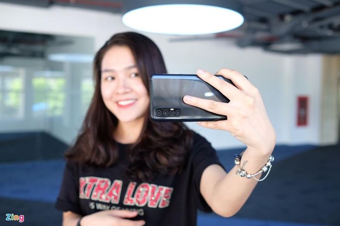  Không chỉ có khả năng chụp ảnh selfie tốt, Oppo Reno3 Pro còn mang đến nhiều chế độ quay video chuyển độ chậm, xóa phông hay các bộ lọc màu. Sau khi quay video xong, người dùng có thể dễ dàng chỉnh sửa bằng ứng dụng Soloop có sẵn trên máy. 