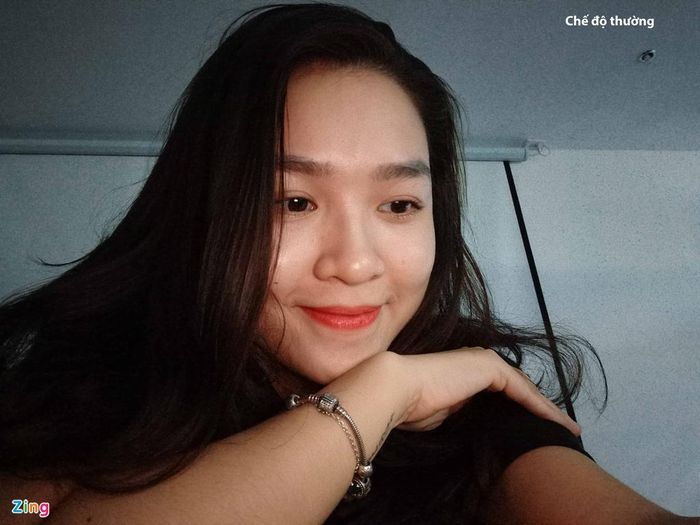 Tính năng chụp đêm được các hãng tập trung nhiều ở camera sau. Tuy nhiên, trên Reno3 Pro, Oppo cũng tích hợp tính năng này cho cả camera trước. Để có một bức ảnh chụp đêm tốt, bạn cần giữ chắc máy trong khoảng 3 giây. Thiết bị sẽ hoàn thành một quy trình bao gồm chụp liên tiếp, kích hoạt HDR và cuối cùng dùng thuật toán để phân tích, cân bằng ánh sáng. Kết quả, dù chụp trong điều kiện ánh sáng yếu hay ban đêm ảnh vẫn cho ra có độ sáng cao, ít bị noise hơn chế độ bình thường.