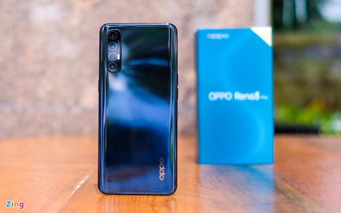  So với phiên bản tiền nhiệm, Oppo Reno3 Pro đã có những nâng cấp đáng giá. Việc được trang bị cụm camera kép ở phía trước giúp máy có thể đáp ứng nhu cầu selfie trong nhiều điều kiện khác nhau của người dùng. Đây cũng là model hiếm hoi hiện nay sở hữu camera selfie tiệm cận máy ảnh chính. 