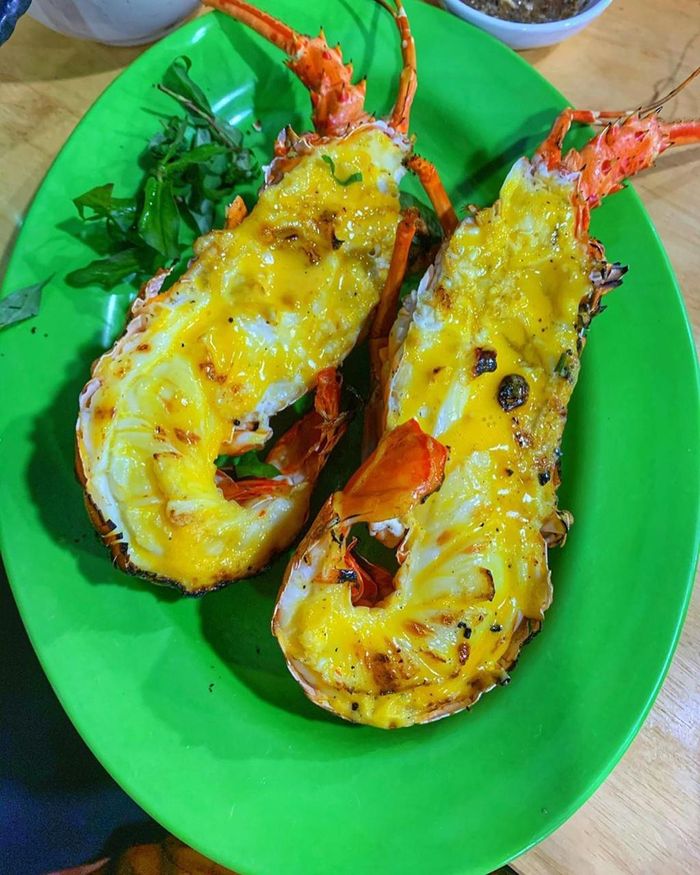 Nước chấm ngon, đồ ăn tươi, phục vụ nhanh là điểm mạnh của quán. Tuy nhiên, nhiều thực khách cho rằng phần ăn khá ít và đôi khi không được nóng sốt, một số món không có rau, đồ chua ăn kèm nên dễ ngán. Quán nằm ngay ven biển thành phố Nha Trang, mở từ 15h-23h mỗi ngày. Điểm đánh giá chung: 7.1/10. Ảnh: Mayu_carrie, imcunn.