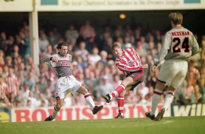 Trong một trận đấu với Southampton trên sân khách, sau khi bị dẫn 0-3 ở hiệp 1, HLV Alex Ferguson đã phải yêu cầu các cầu thủ đổi áo vì dễ bị nhầm lẫn và màu xám này khiến các cầu thủ không thể chuyền cho nhau chính xác.