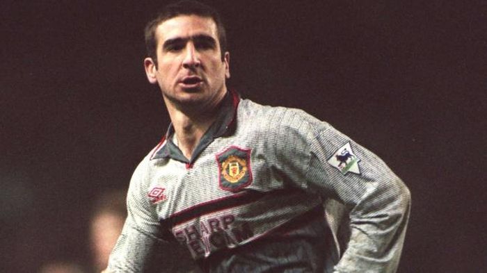 Đến mùa 1995/96, trang phục thi đấu thứ ba có màu xám của đội chủ sân Old Trafford cũng bị chê cười.