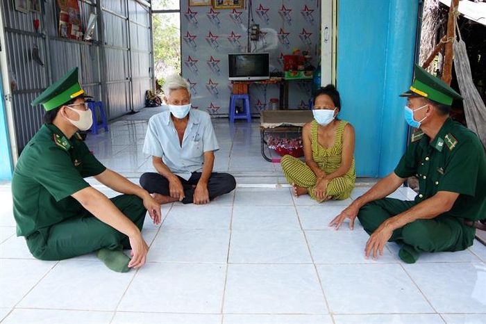 Cán bộ, chiến sĩ Đồn Biên phòng Tam Giang Tây thăm gia đình bà Tô Thị Bé. Ảnh: Lê Khoa