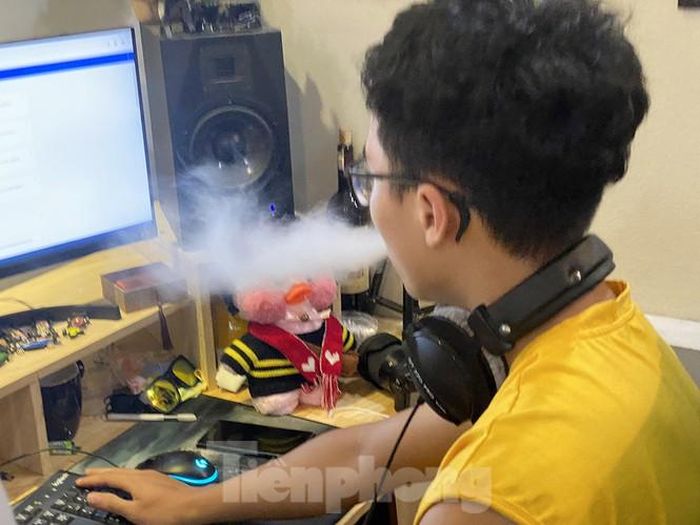 Các bạn trẻ đủ ngành nghề từ làm nghệ thuật đến các công việc khác thường tìm đến thuốc lá điện tử để giúp giải tỏa căng thẳng, tập trung xử lý công việc được tốt hơn dù biết thuốc lá điện tử rất độc hại.
